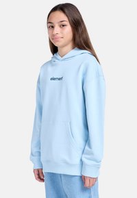 Lichtblauwe hoodie met een buidelzak aan de voorkant, voorzien van een klein zwart logo-tekst "element" op de borst. Zacht materiaal, casual pasvorm, ribbelboorden.