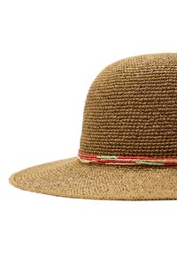 Brązowy pleciony kapelusz przeciwsłoneczny z szerokim rondem i cienką dekoracyjną opaską z czerwonych, zielonych i beżowych koralików wokół podstawy korony.