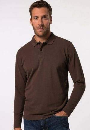 Braun langärmliges Poloshirt mit Kragen, ausgestattet mit einer Drei-Knopf-Leiste und gerippter Textur. Kombiniert mit blauen Jeans.