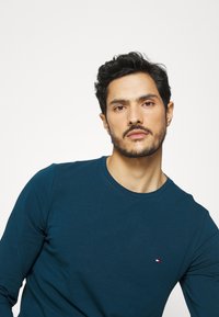 Tommy Hilfiger STRETCH SLIM FIT - Camisola de manga comprida - dark lakeside