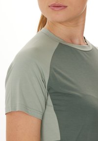 Endurance ABBYE - T-shirts print - desert green