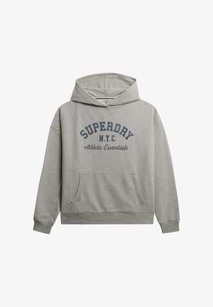 Sudadera gris con un bolsillo tipo canguro, capucha con cordón y el texto "SUPERDRY N.Y.C Athletic Essentials" en azul oscuro. Tejido suave de mezcla de algodón.