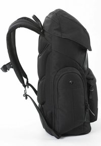 Schwarzer Rucksack mit gepolstertem Außenmaterial, Netz-Schulterriemen, Reißverschluss-Taschen und ergonomischer Form für Komfort und Nutzen.