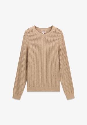 Beżowy, długi sweter z długim rękawem, wykonany na drutach, z pionowym prążkowanym wzorem i okrągłym dekoltem.