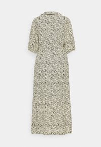 Robe midi à imprimé zèbre ondulé noir et blanc, manches courtes bouffantes, col et ceinture détaillée à la taille, vue de dos.