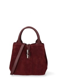 Borsa in suede bordeaux con una forma strutturata, manici doppi, tracolla in pelle rimovibile e dettagli in metallo argentato.