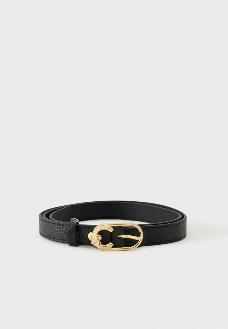 Ceinture en cuir noir texturé enroulée avec une boucle ovale dorée ornée sur un fond clair uni.