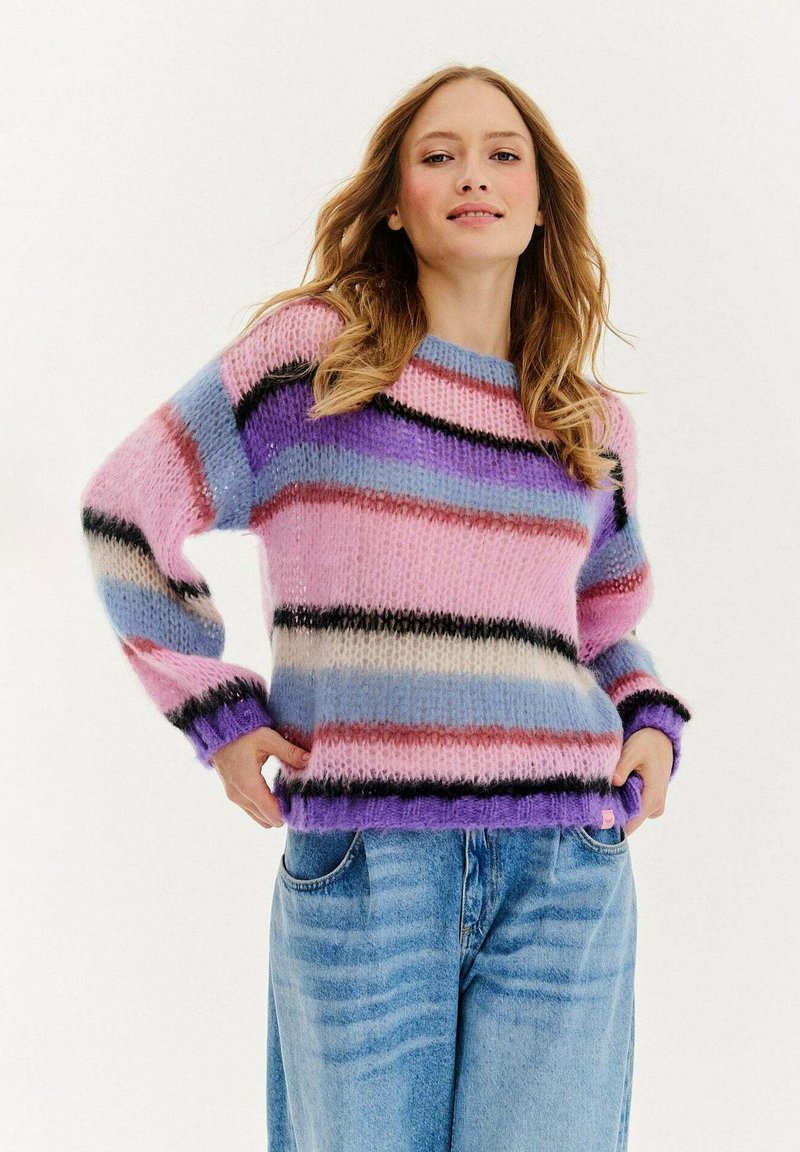 Pletený svetr s horizontálními pruhy v růžové, fialové a modré barvě, s volným střihem, dlouhými rukávy a žebrovanými manžetami a lemem.