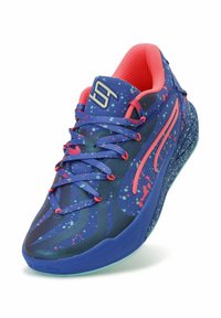 Niebieski but sportowy z intensywnym wzorem plam, z różowymi akcentami, teksturowaną cholewką oraz trwałą podeszwą. Sznurowana konstrukcja z wyściełanym kołnierzem.
