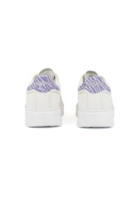 Sneaker bianchi con strisce viola sul tallone, caratterizzati da una finitura testurizzata e una suola in gomma resistente. Logo visibile sul retro.