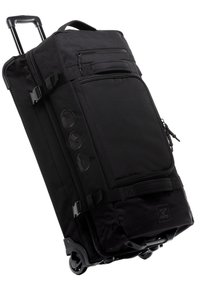 Borsa da viaggio a rotolo nera realizzata in tessuto resistente, dotata di manico retrattile, tasche con zip e ruote robuste per la mobilità.