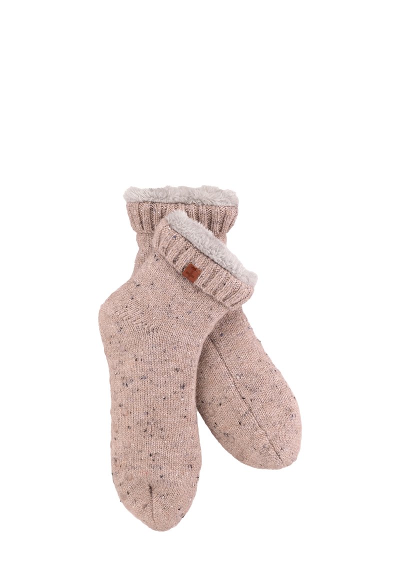 Stricksocken in sanftem Beige mit einem strukturierten Muster und einem hellgrauen Plüschfutter. Mit einem umgeschlagenen Bündchen und einem kleinen Lederelement.