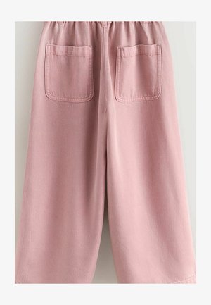 Rozā plašas bikses ar divām kvadrātveida aizpogājami kabatām aizmugurē un redzamu šuvju apdari uz gaiša fona.