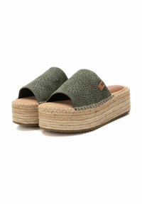 Sandalias de dedo perforadas en verde con plataforma envuelta en yute y suela de goma, que presentan un diseño casual y estilo destalonado.