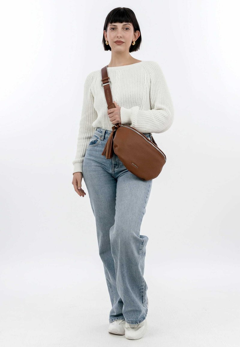 Bolso cruzado de cuero marrón con un acabado texturizado y cremallera, que incluye un borlón decorativo y una correa ajustable.