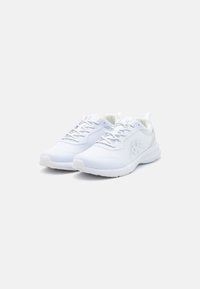 Baskets de sport blanches en tissu en maille, avec des lacets, des semelles rembourrées et un logo de marque sur le côté, posées sur un fond clair et uni.
