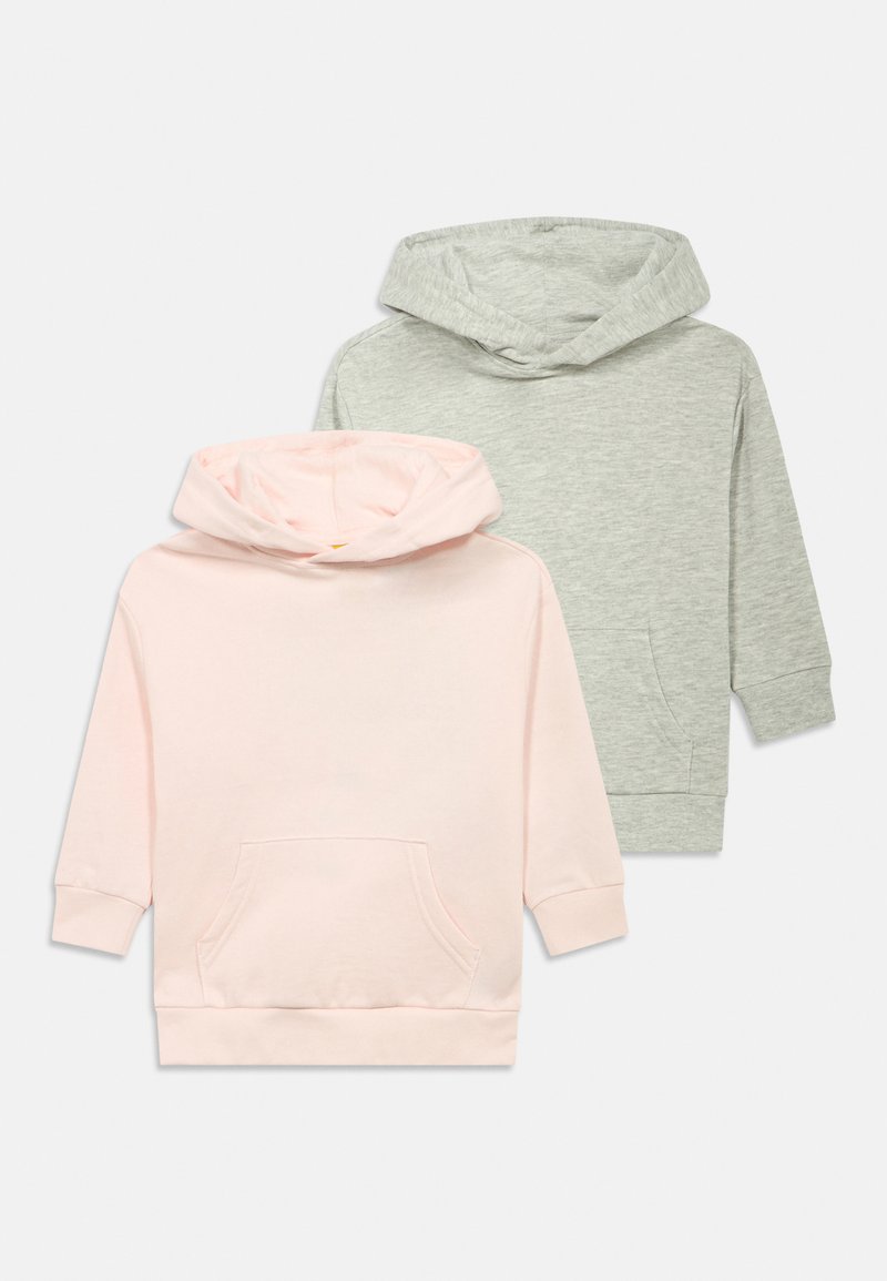 Dois hoodies: um em rosa claro, outro em cinza claro. Ambos são feitos de um tecido macio, apresentam um bolso frontal e têm um design relaxado e casual.