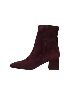 Dunkellila Veloursleder-Stiefelette mit spitzer Zehenpartie und Blockabsatz, Seitenansicht auf weißem Hintergrund.