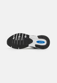 EA7 Emporio Armani CRUSHER DISTANCE UNISEX - Sneakers basse - white/black