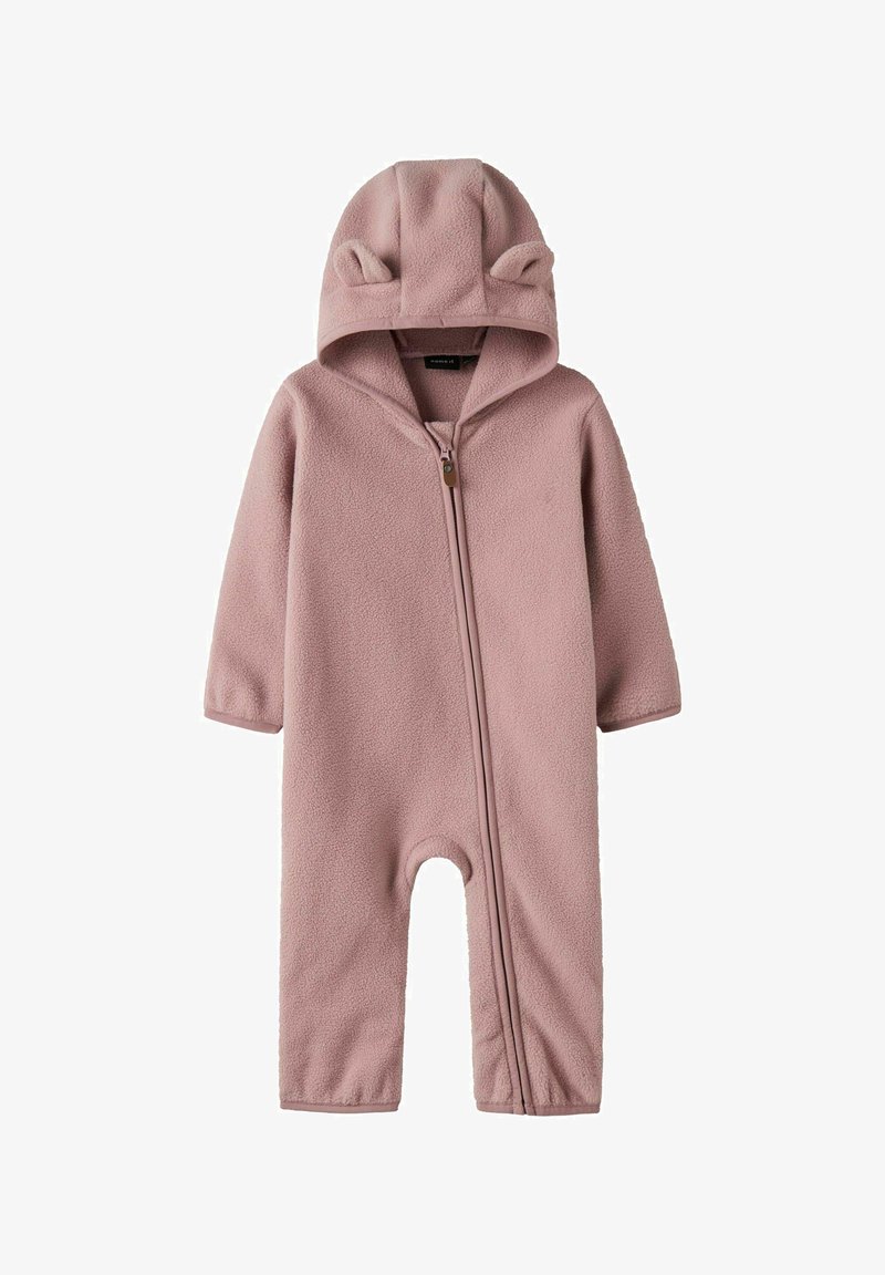 Jumpsuit de bebé de felpa rosa con capucha que tiene pequeñas orejas y cierre delantero de cremallera.