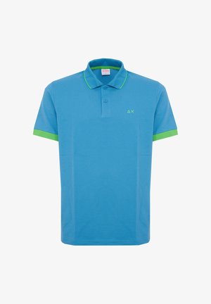 Blaues kurzärmeliges Poloshirt mit grüner Einfassung an Ärmeln und Kragen, zwei Knöpfen am Ausschnitt und kleinem Logo auf der linken Brust.