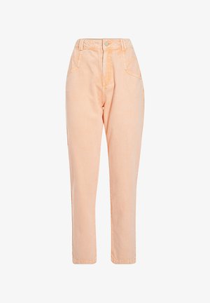 Jeans de tiro alto color melocotón claro con diseño de pierna recta. Cuenta con cinco bolsillos, cierre de botón y costuras en contraste.