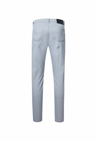 Pantalons gris clair à coupe slim, en coton. Comprend deux poches arrière et une étiquette de taille noire. Texture lisse, design minimal.
