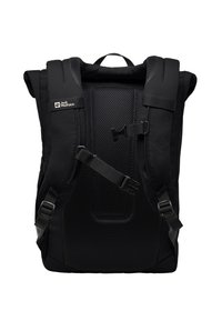 Mochila negra hecha de un tejido duradero, cuenta con un respaldo de malla acolchada, correas ajustables y un cierre de hebilla en la parte frontal. Diseño simple y funcional.