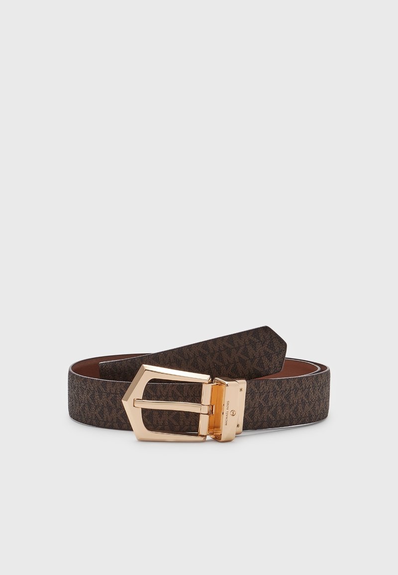 Ceinture en cuir marron à motif avec boucle géométrique dorée, posée à plat sur un fond gris clair uni.
