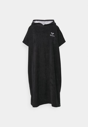 Schwarzer, kapuzenponcho aus weichem Stoff, mit kurzen Ärmeln und einem kleinen bestickten Logo auf der linken Brustseite.