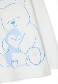 Weißer Fleece-Stoff mit einem blauen Grafikdesign eines Bären, der einen Pinguin umarmt, sowie sanften Pastellakzenten an den Ohren und Füßen des Bären.