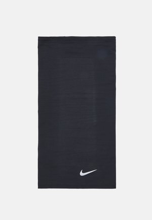 Mustast Nike kaelakaitset, mis on valmistatud elastsetest kangast, millel on sile tekstuur ja ühel küljel valge Nike logo. Pehme ja kehakujuline disain.
