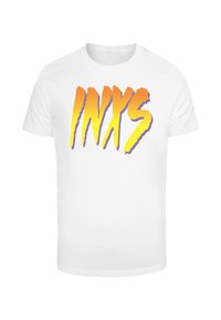 Hvid bomulds-T-shirt med fed, multicolored gradient tekst "INXS" i orange, gul og lilla med et slidt design.