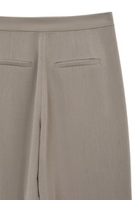 Pantalon taupe clair fabriqué en tissu lisse avec deux poches arrière et un design épuré et ajusté. Il présente une coupe droite et des coutures délicates.