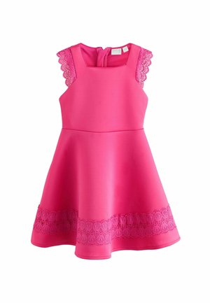 Rosa Kleid mit tailliertem Oberteil, schwingendem Rock und Spitzenbesätzen an den Ärmeln. Verfügt über filigrane Spitzenverzierungen am Saum. Glatte Textur.
