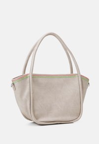 Beige syntetisk tote taske med to lange håndtag, prydet med farverig zigzag syning langs den øverste søm. Glat tekstur, bred åbning.