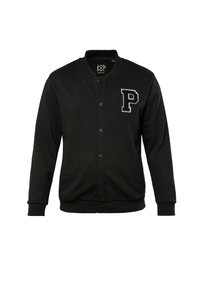 Chaqueta universitaria negra con un cierre frontal de botones, puños acanalados y una gran letra "P" bordada en el lado izquierdo del pecho. Textura de tela suave.