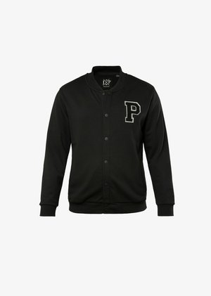 Schwarze Collegejacke mit durchgehender Knopfleiste, gerippten Manschetten und einem großen, gestickten Buchstaben "P" auf der linken Brust. Weiche Stofftextur.