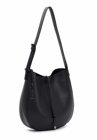 Sac à épaule en cuir noir avec texture grainée, sangle réglable et une fine sangle avant avec accents métalliques.