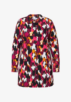 Chemise à manches longues multicolore avec un motif abstrait audacieux dans des teintes de rose, orange, noir et blanc ; devant à boutons et col.