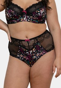 Soutien-gorge noir et culottes taille haute avec des motifs floraux colorés, des accents en dentelle noire et des nœuds en velours rose au centre avant.