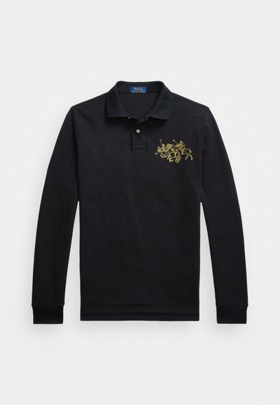 Melna garām piedurknēm polo krekls, kas izgatavots no elpojoša auduma, ar dzeltenu izšūtu polo spēlētāja grafiku uz kreisās krūtis.