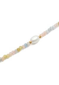 Armband met pastelgekleurde kralen in tinten roze, geel en blauw, benadrukt door een centrale witte parel en gouden accenten.