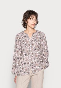 Blusa com padrão floral multicolorido, material leve, mangas longas, fecho dianteiro com botões, decote redondo com pregas subtis, textura suave.