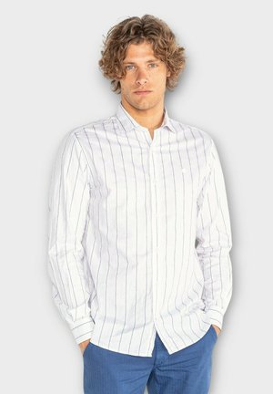 Chemise à manches longues blanche avec des rayures verticales bleues, design avec col, en coton, à coupe régulière. Pas de logos ou motifs visibles.