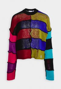 cardigan tricoté court à manches longues avec boutons sur le devant, en motif color block rouge, violet, bleu, jaune, turquoise et noir