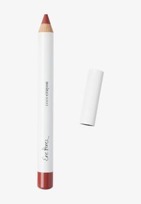Kleurpotloodvormige lipproduct met een houten punt en een glanzend witte body, met de tekst "Coco Crayon" en "Ere Perez" in een minimalistisch ontwerp.