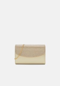 Borsetta a clutch in un beige chiaro con parte superiore metallica texturizzata, dotata di una tracolla a catena e una chiusura curva, adornata con accenti scintillanti.