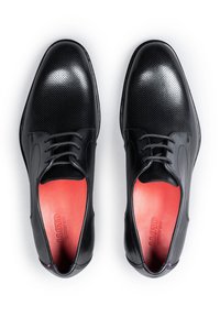 Schwarze Lederhalbschuhe mit durchbrochenem Design, runden Zehen, Schnürung und rotem Innenfutter. Glatte Oberfläche mit konturiertem Schnitt.