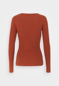 Gestreiftes Langarmoberteil in einem verbrannten Orangeton. Es hat eine figurbetonte Silhouette und einen runden Halsausschnitt, mit einem glatten, dehnbaren Stoffmaterial.